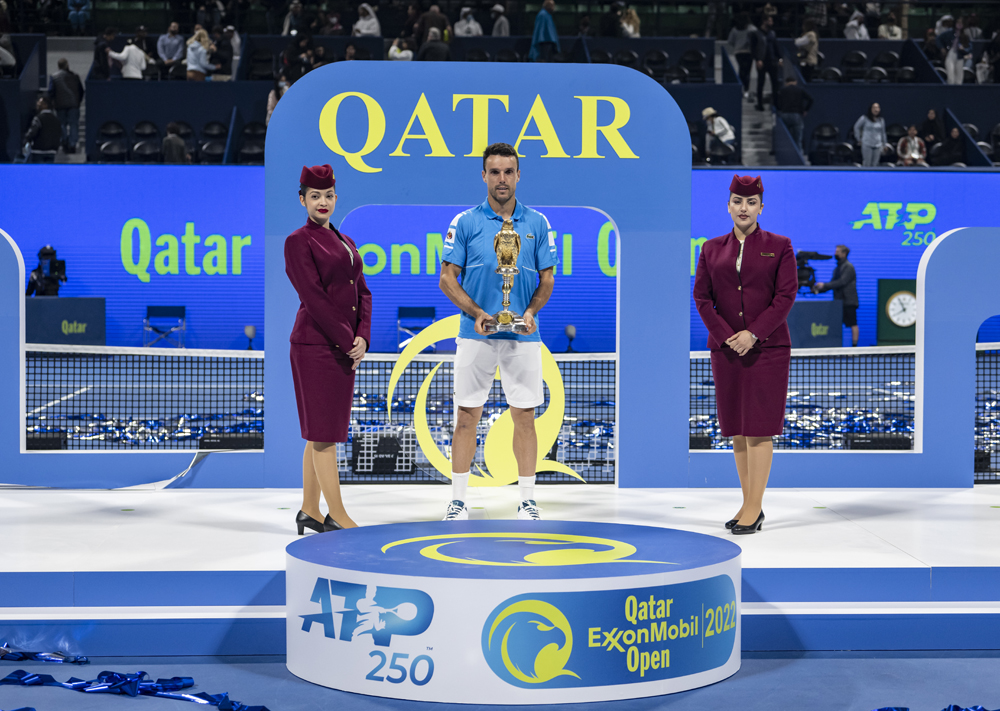 Roberto Bautista Agut with the trophy. 