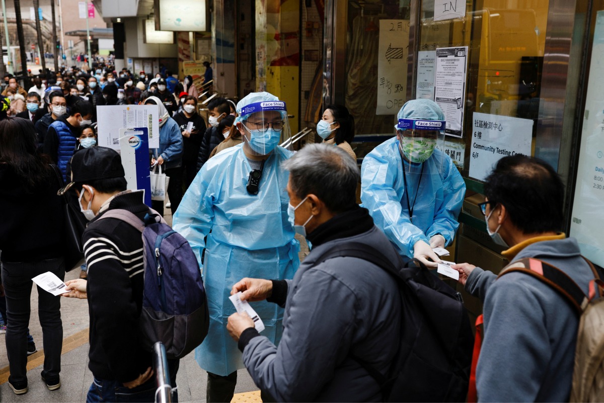 People queue up at a community testing centre for the coronavirus disease (COVID-19), in Hong Kong, China February 25, 2022. REUTERS/Tyrone Siu
