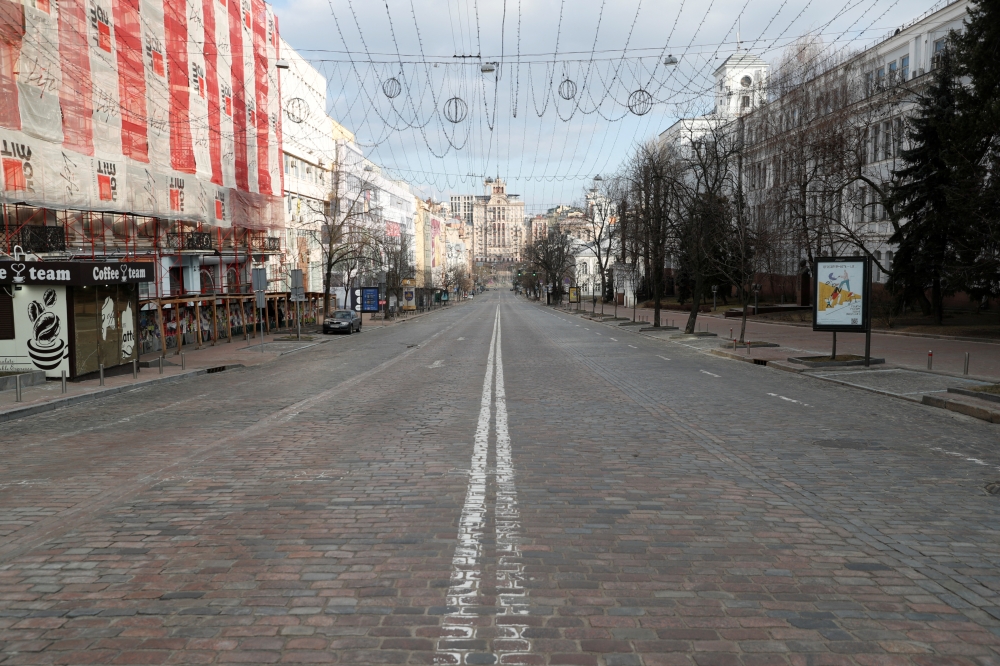 A general view shows an empty street in central Kyiv, Ukraine February 25, 2022. REUTERS/Valentyn Ogirenko