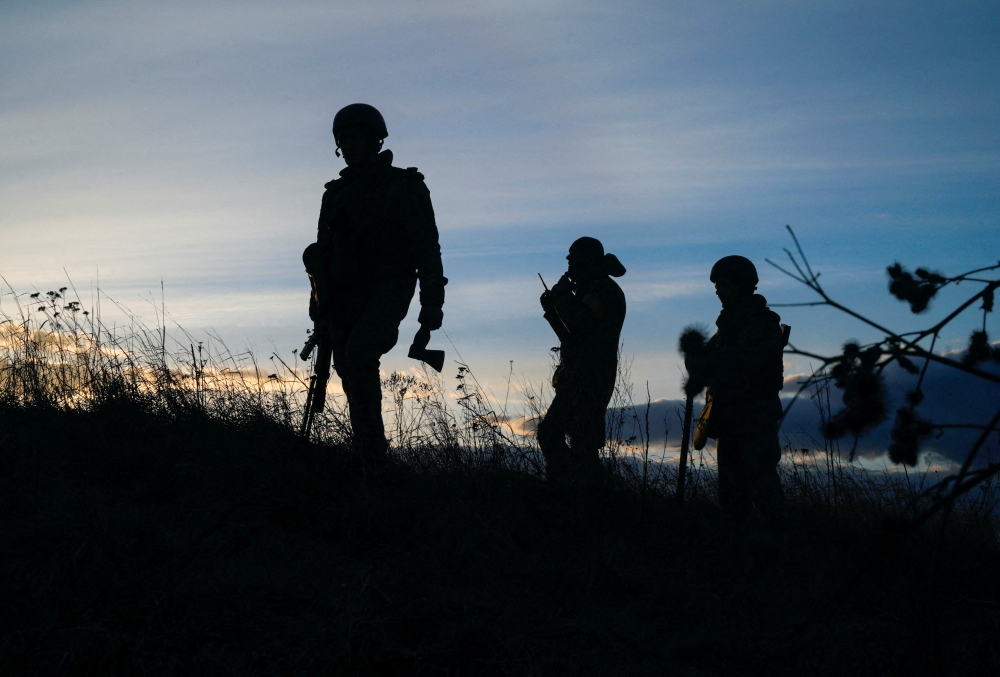 Ukrainian servicemen take positions at the military airbase Vasylkiv in the Kyiv region, Ukraine February 26, 2022. Reuters/Maksim Levin