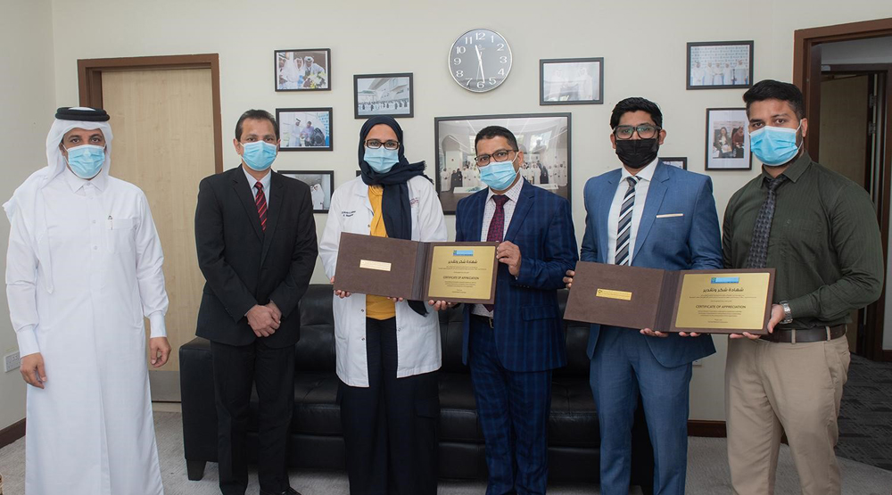 Dr. Muna Al Maslamani, HMC Medical Director of the Communicable Diseases Centre (CDC),  Shaijan M O,  Regional Director of Lulu Group in Qatar, and Krishna Prasad, Marketing Executive at Al Khor Mall, with other officials from HMC and Lulu during the honouring ceremony.
