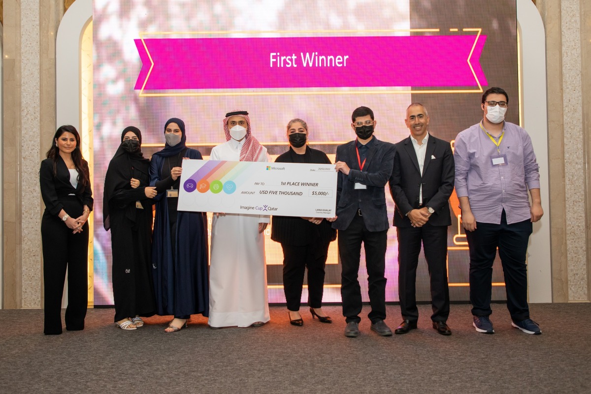 The winners of the first places RE-Team from Qatar University pose for a group photo.