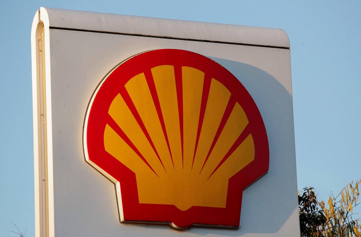 FILE PHOTO: General view of a Shell petrol station sign, in Milton Keynes, Britain, January 5, 2022. REUTERS/Andrew Boyers/File Photo
