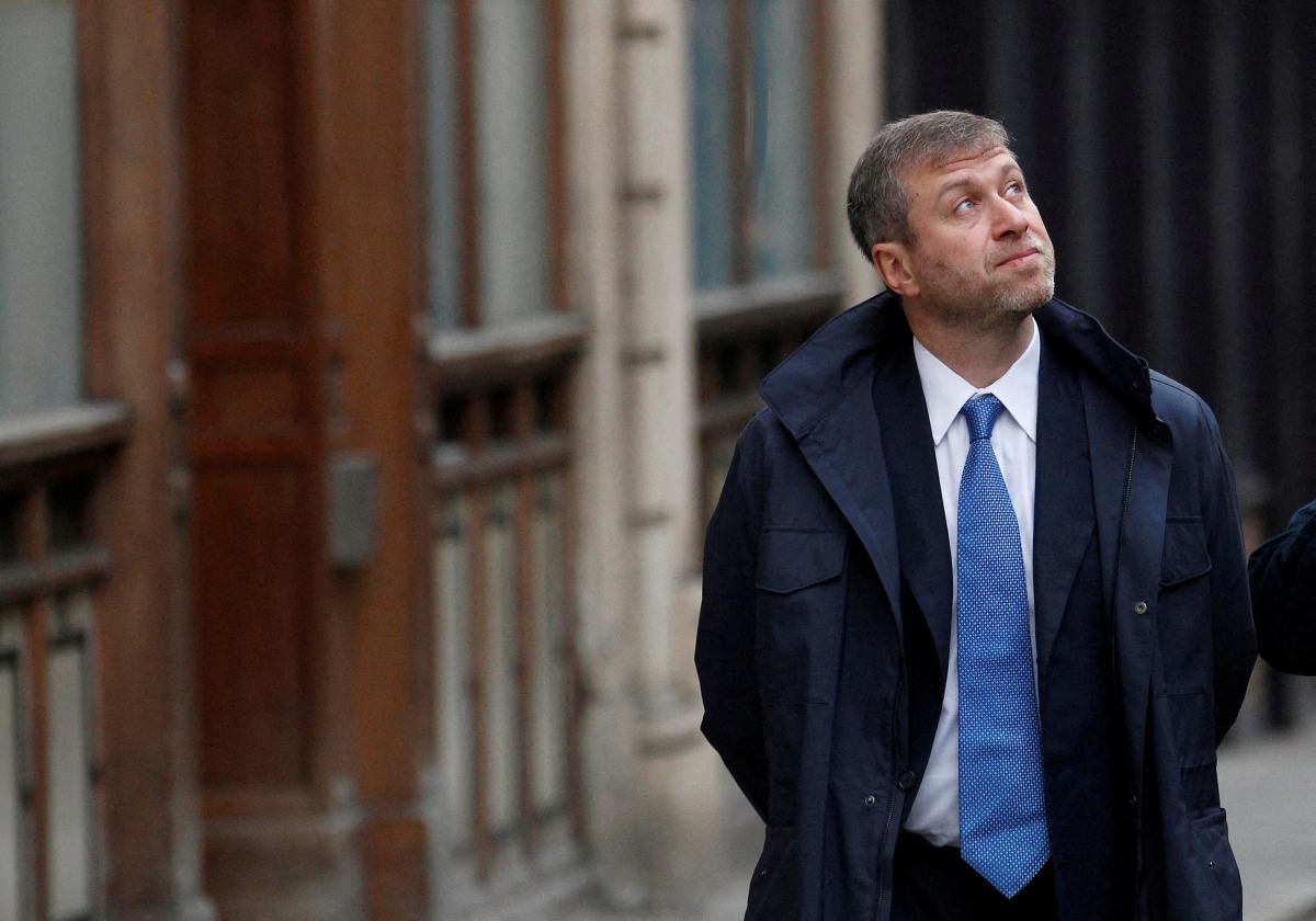 Chelsea Football Club owner Roman Abramovich walks past the High Court in London November 16, 2011. REUTERS/Suzanne Plunkett/File Photo

