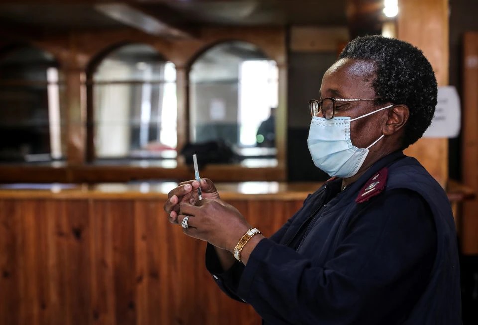 A healthcare worker prepares a dose of the Pfizer coronavirus disease (COVID-19) vaccine, amidst the spread of the SARS-CoV-2 variant Omicron, in Johannesburg, South Africa, December 9, 2021. REUTERS/ Sumaya Hisham


