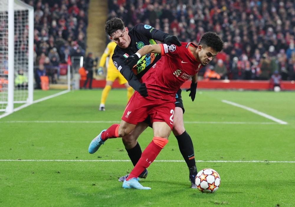 Inter Milan's Alessandro Bastoni in action with Liverpool's Luis Diaz REUTERS/Phil Noble