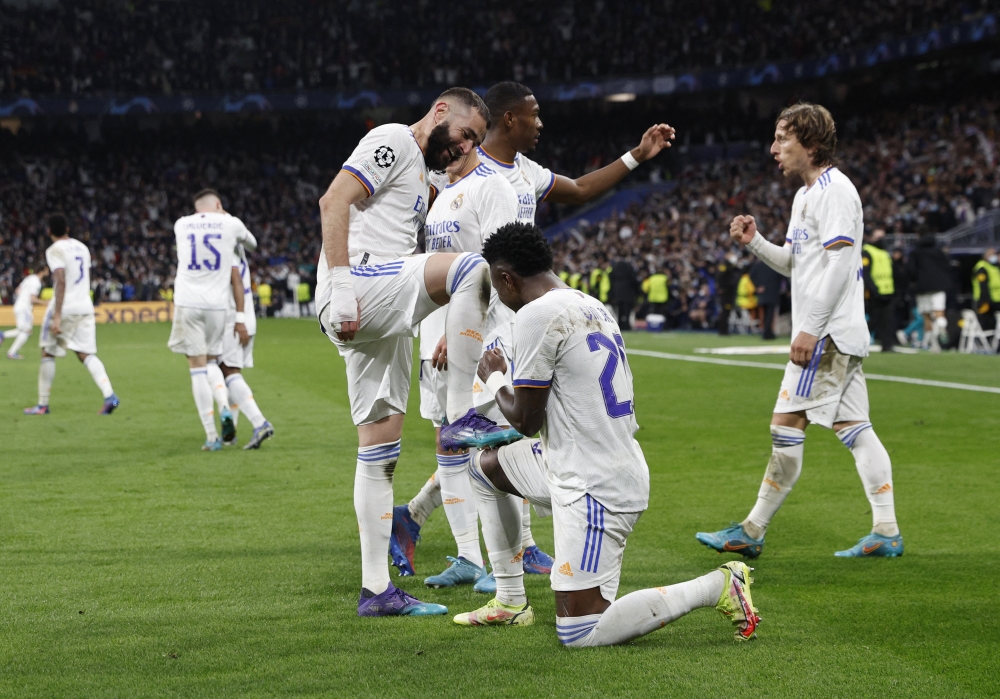 Real Madrid's Karim Benzema celebrates scoring their third goal with Vinicius Junior REUTERS/Susana Vera
