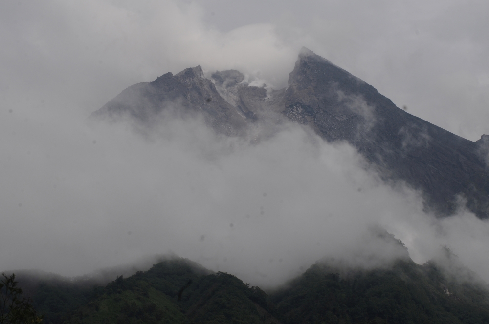 Mount Merapi volcano spews volcanic smoke as seen from Balerante following an eruption in Klaten, Central Java province, Indonesia, March 10, 2022, in this photo taken by Antara Foto. Antara Foto/Aloysius Jarot Nugroho/ via REUTERS