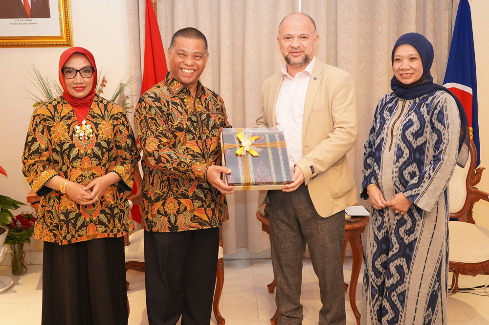 Ambassador of Indonesia Ridwan Hassan presenting a gift to Dr. Hisham Rustom from HMC, who led the discussion.  