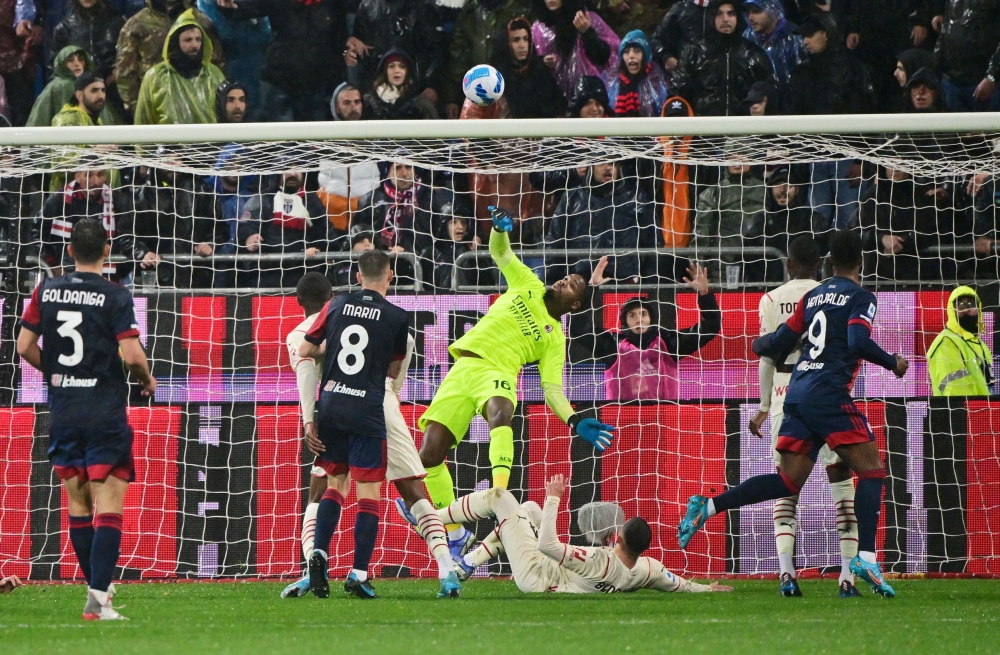 AC Milan's Mike Maignan makes a save REUTERS/Alberto Lingria