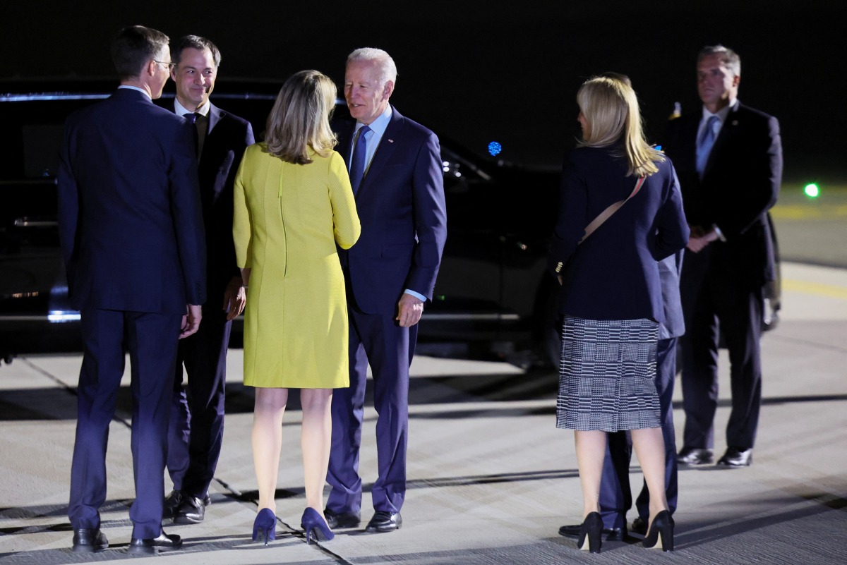 Belgian Prime Minister Alexander de Croo and U.S. Permanent Representative to NATO Julianne Smith welcome U.S. President Joe Biden, who arrives to attend an extraordinary NATO summit to discuss ongoing deterrence and defense efforts in response to Russia's attack on Ukraine, in Brussels, Belgium, March 23, 2022. REUTERS/Evelyn Hockstein
