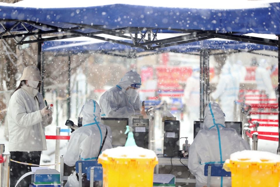 A resident prepares to get tested amid the snow at a nucleic acid testing site, following the coronavirus disease (COVID-19) outbreak in Changchun, Jilin province, China March 15, 2022. China Daily via REUTERS


