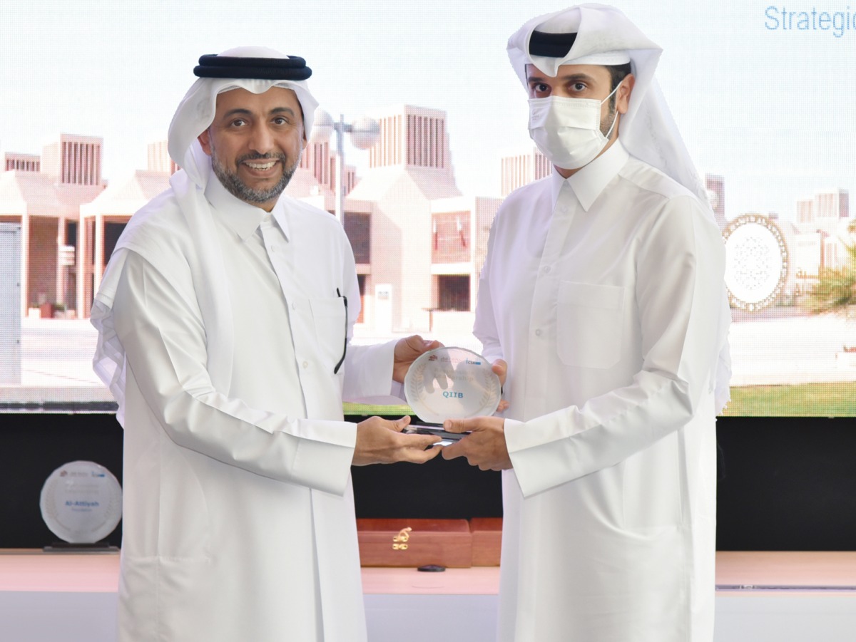 Omar Abdelaziz Al Meer, head (Business Development) at QIIB, receiving a commemorative shield from President of Qatar University, Dr. Hassan Rashid Al Derham during the event.