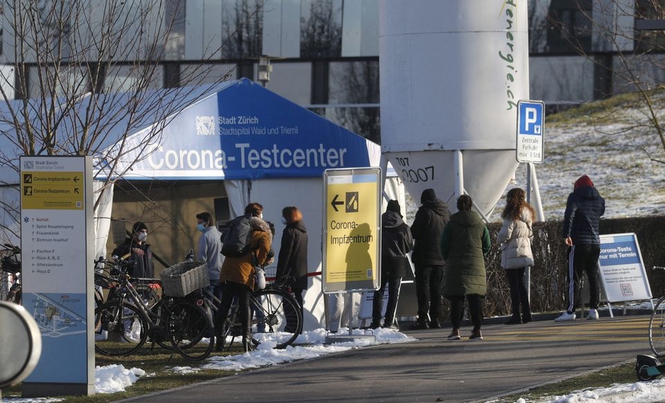 People queue at a coronavirus disease (COVID-19) tests tent at the Stadtspital Triemli hospital in Zurich, Switzerland January 13, 2022. REUTERS/Arnd Wiegmann