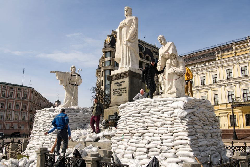 Volunteers cover the monuments of Princess Olga, Apostle Andrew and Saints Cyril and Methodius with sand bags for protection, as Russia's invasion of Ukraine continues, in Kyiv, Ukraine March 28, 2022. REUTERS/Vladyslav Musiienko/File Photo

