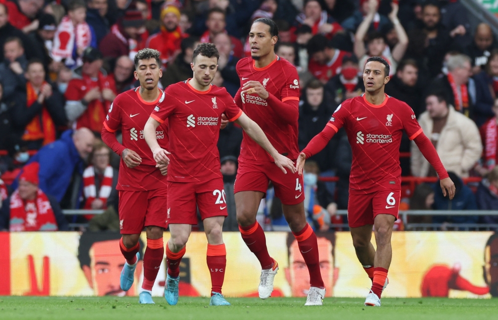 Liverpool's Diogo Jota celebrates scoring their first goal with Thiago Alcantara, Virgil van Dijk and Roberto Firmino. (REUTERS/Phil Noble)