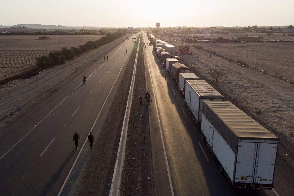 Demonstrators block a highway to Lima during a national transportation strike against gas prices and toll road rates, in Ica, Peru April 4, 2022. Reuters/Sebastian Castaneda
 