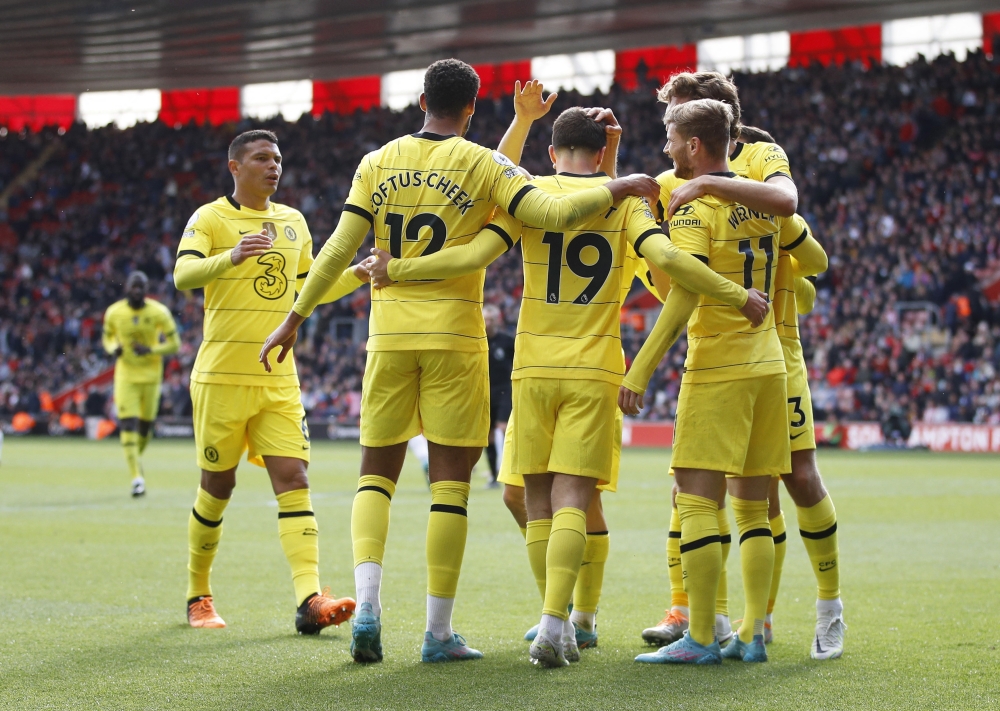 Chelsea's Mason Mount celebrates scoring their sixth goal with teammates (REUTERS/Peter Nicholls)