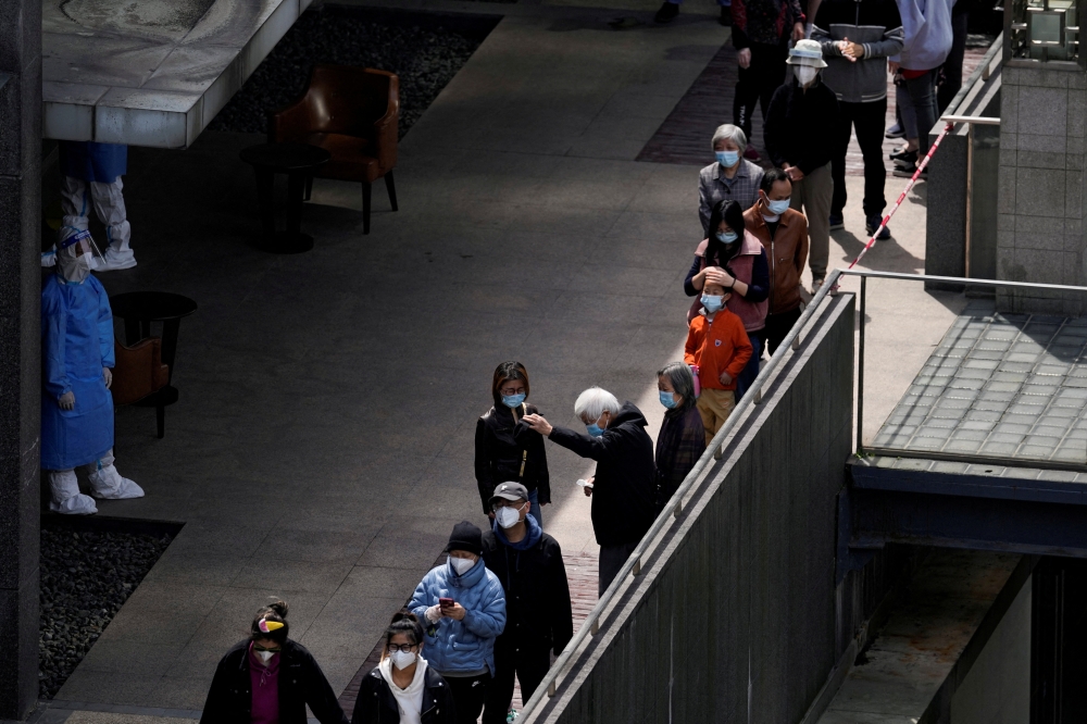 Residents line up for nucleic acid testing at a residential area, during the second stage of a two-stage lockdown to curb the spread of the coronavirus disease (COVID-19), in Shanghai, China April 4, 2022. REUTERS/Aly Song/File Photo