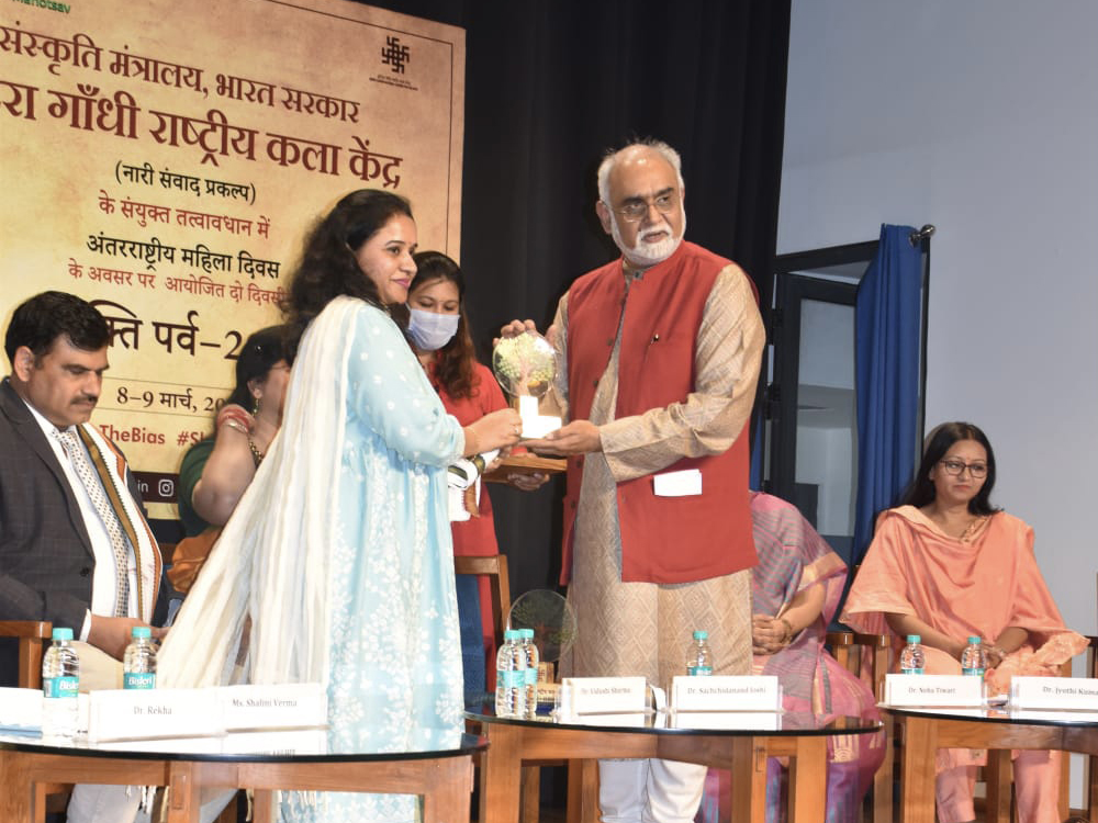 Shalini Verma being felicitated by Indira Gandhi National Centre of Arts.