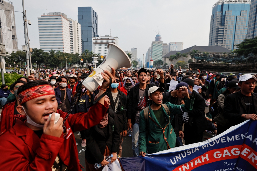 Students take part in a protest against proposals floated by some ministers to extend Indonesian President Joko Widodo's term and postpone the 2024 election, outside the National Monument (Monas) complex in Jakarta, Indonesia April 11, 2022. Reuters/Willy Kurniawan 