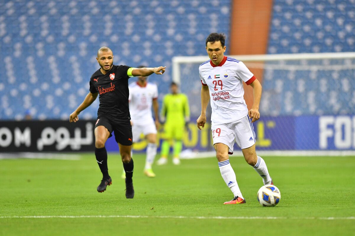 Al Rayyan’s Yacine Brahimi (left) in action against a Sharjah player during their Group A match, yesterday. 