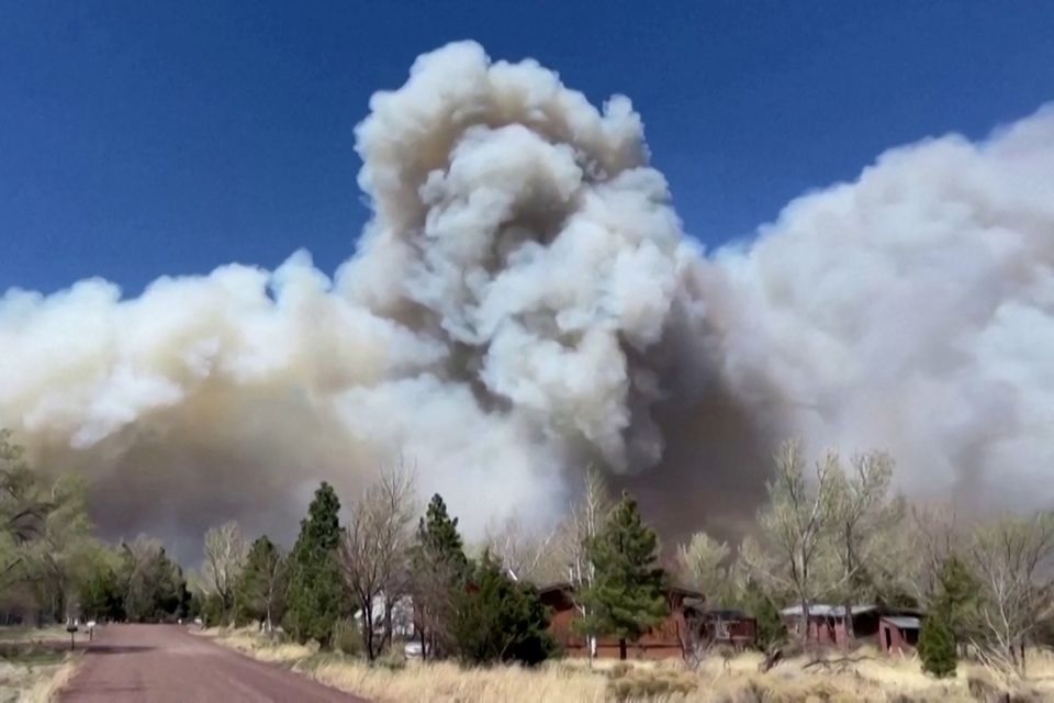 FILE PHOTO - Smoke drifts from the Tunnel Fire north of Flagstaff, Arizona April 19, 2022 in a still image from video. Image taken April 19, 2022. REUTERS/Reuters TV

