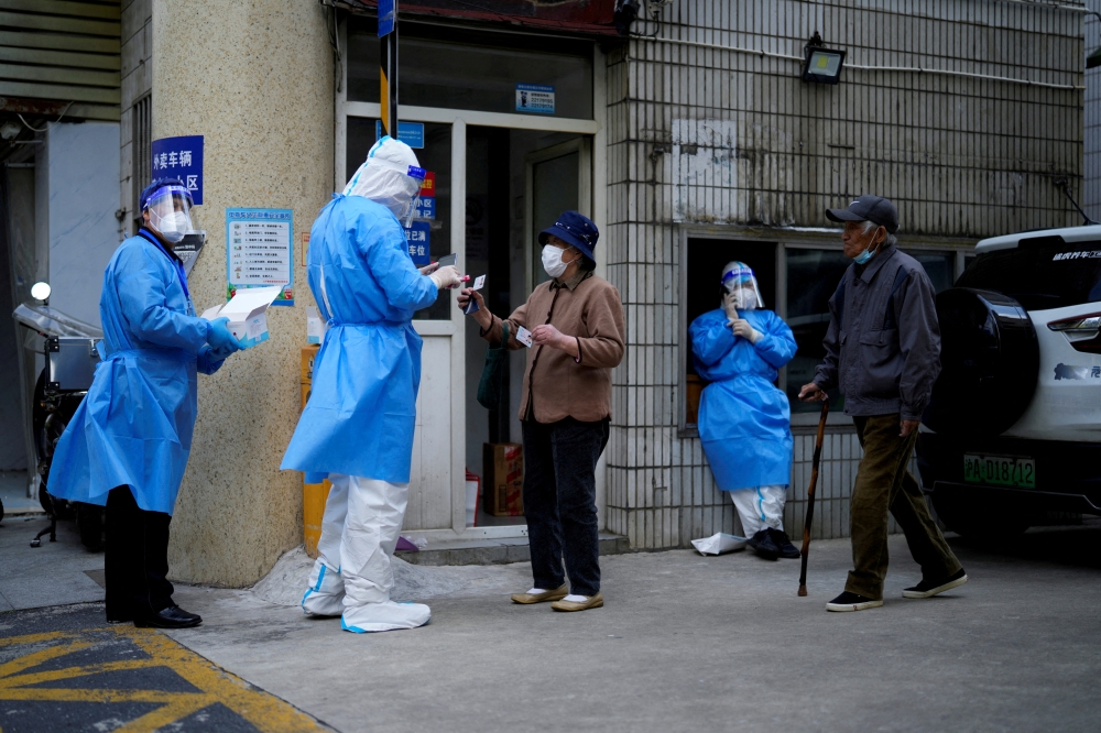 File photo: Residents line up for nucleic acid tests during lockdown, amid the coronavirus disease (COVID-19) pandemic, in Shanghai, China, April 30, 2022. Reuters/Aly Song/File Photo