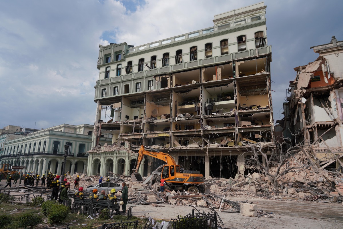 Machinery remove debris after an explosion hit the Hotel Saratoga in Havana, Cuba May 6, 2022. REUTERS/Alexandre Meneghini
