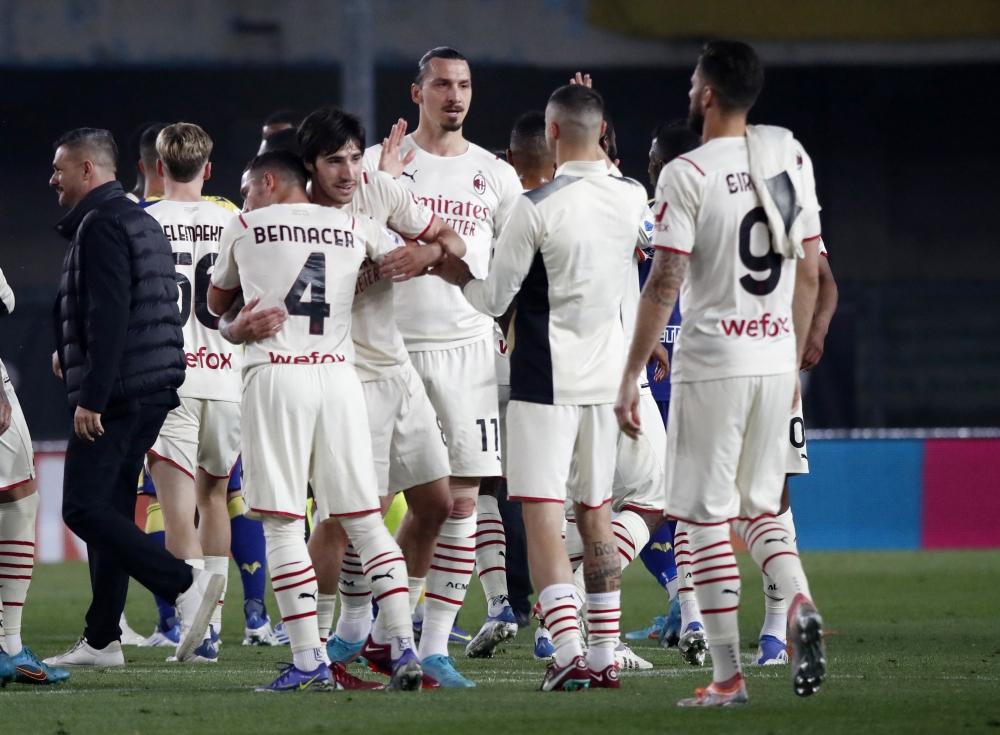 AC Milan's Zlatan Ibrahimovic with teammates celebrate after the match REUTERS/Alessandro Garofalo
