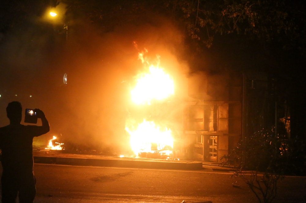 Vehicles of Sri Lanka's ruling party supporters burn after set on fire during a clash with anti-government demonstrators, amid the country's economic crisis, in Colombo, Sri Lanka, April May 9, 2022. REUTERS/Stringer
