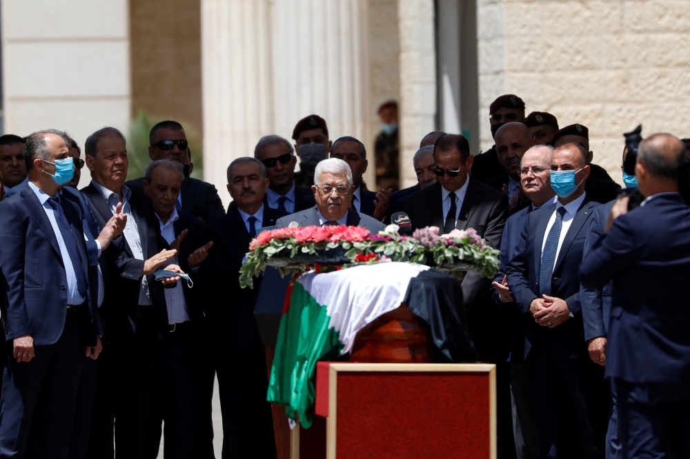 Palestinian President Mahmoud Abbas bids farewell to Al Jazeera journalist Shireen Abu Akleh, who was killed during an Israeli raid, in Ramallah in the Israeli-occupied West Bank May 12, 2022. Reuters/Mohamad Torokman