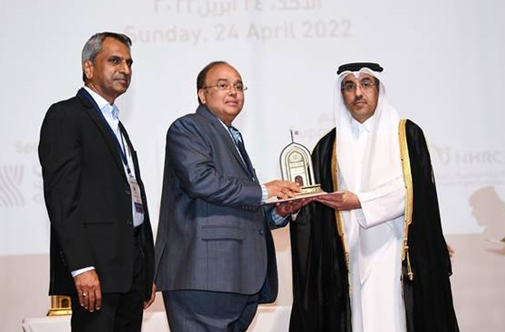Minister of Labour H E Dr. Ali bin Smaikh Al Marri, with Galfar Al Misnad’s Executive Director Satish G Pillai and Senior General Manager Hemachandran during the award ceremony.