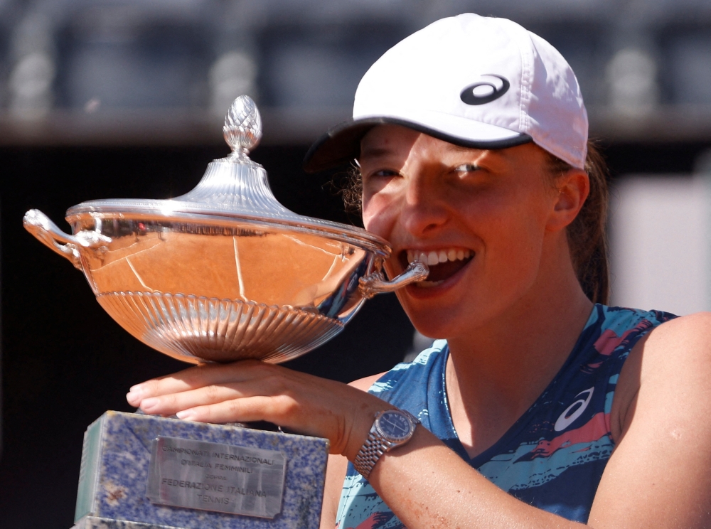 May 15, 2022 Poland's Iga Swiatek celebrates with the trophy after winning the Italian Open REUTERS/Guglielmo Mangiapane/File Photo