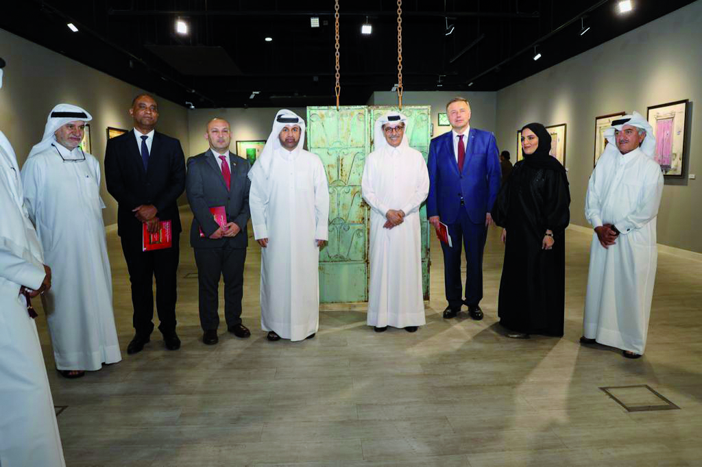 Minister of State and Qatar National Library President, H E Dr. Hamad bin Abdulaziz Al Kuwari, Katara General Manager, Dr. Prof. Khalid bin Ibrahim Al Sulaiti, and other dignitaries at the opening of two exhibitions entitled ‘Fifty by Seventy’ and ‘Darawiz’ at Building 18 in Katara.