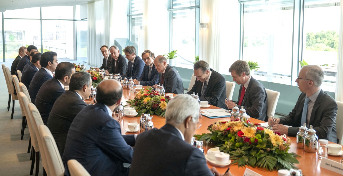 Amir H H Sheikh Tamim bin Hamad Al Thani and the accompanying delegation holding talks with Chancellor of the Federal Republic of Germany H E Olaf Scholz and his delegation at the Chancellery in the capital, Berlin, yesterday.