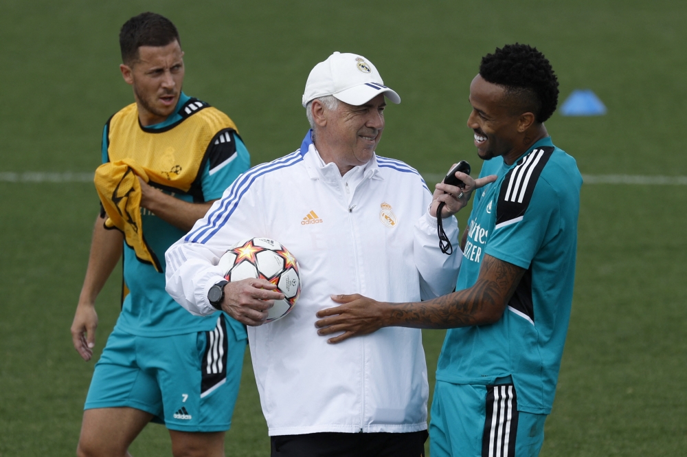 Real Madrid's Eden Hazard, coach Carlo Ancelotti and Eder Militao during training REUTERS/Susana Vera
