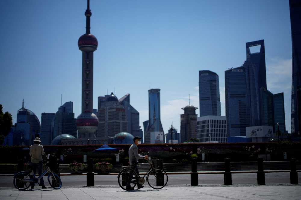 People visit the bund as the city prepares to end the lockdown placed to curb the coronavirus disease (COVID-19) outbreak in Shanghai, China May 31, 2022. REUTERS/Aly Song