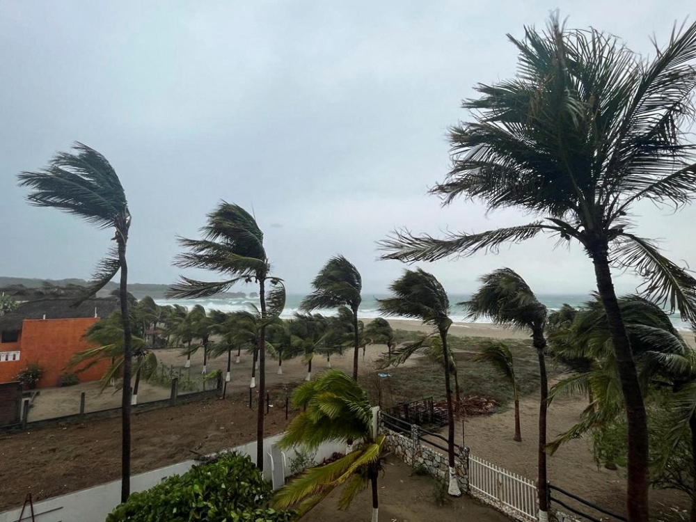 Palm trees sway in the wind as Hurricane Agatha pounds the southern coast of Mexico, in Puerto Escondido, Oaxaca state, Mexico, May 30, 2022. REUTERS/Jose de Jesus Cortes