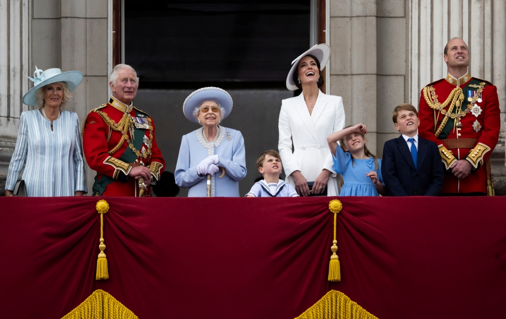 The Queen along with members of the Royal Family watches the special flypast by Britain's RAF (Royal Air Force) from Buckingham Palace balcony following the Trooping the Colour parade, as a part of her platinum jubilee celebrations, in London, Britain June 2, 2022. Paul Grover/Pool via REUTERS

