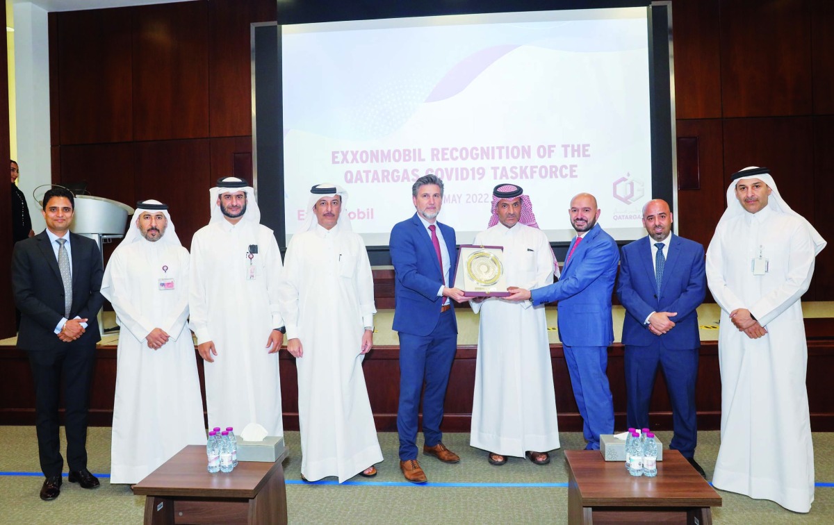 Dominic Genetti, President and General Manager of ExxonMobil Qatar, Khalid bin Khalifa Al Thani, Chief Executive Officer of Qatargas, and Ziad Yehya, Qatargas’ Corporate Planning and Enterprise Risk Manager and Leader of the Qatargas’ COVID-19 Taskforce, with other officials during the recognition ceremony. 