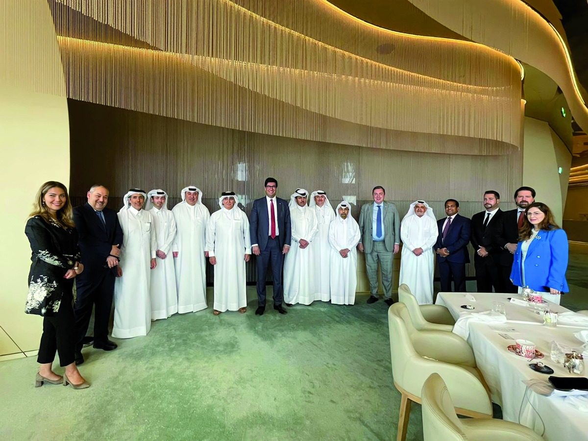 H E Ranil Jayawardena, Minister of State for International Trade of the United Kingdom and QBA Board Member Sheikh Nawaf bin Nasser Al Thani with the UK delegation and other QBA members, during the meeting. 