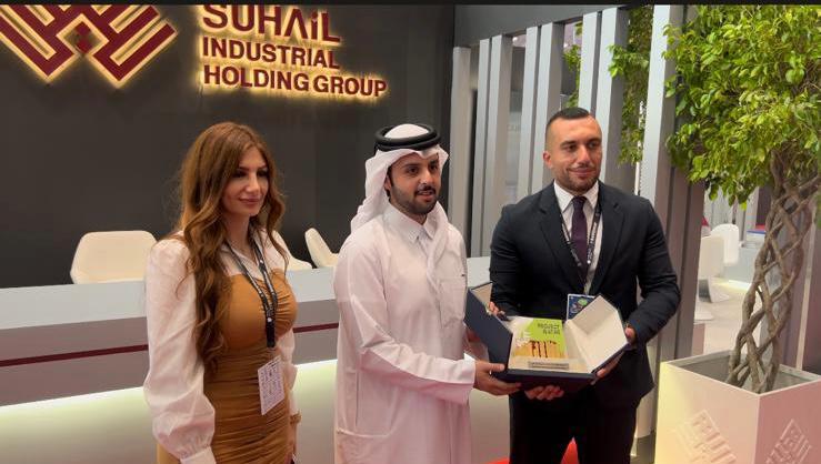 Suhail Industrial Holding Group’s Sheikh Khalifa bin Abdulaziz Al Thani receives the Sponsorship Shield and Project Qatar 2022 Award from IFP Group officials.