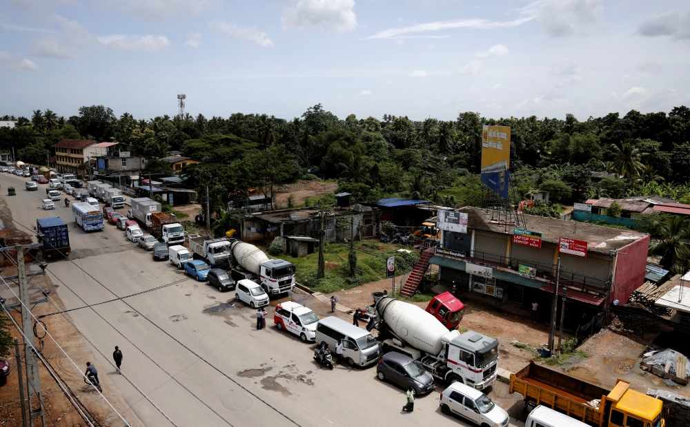Vehicles queue for diesel and petrol as they wait for a bowser since yesterday, amid the country's economic crisis, in Colombo, Sri Lanka, June 23, 2022. Reuters/Dinuka Liyanawatte