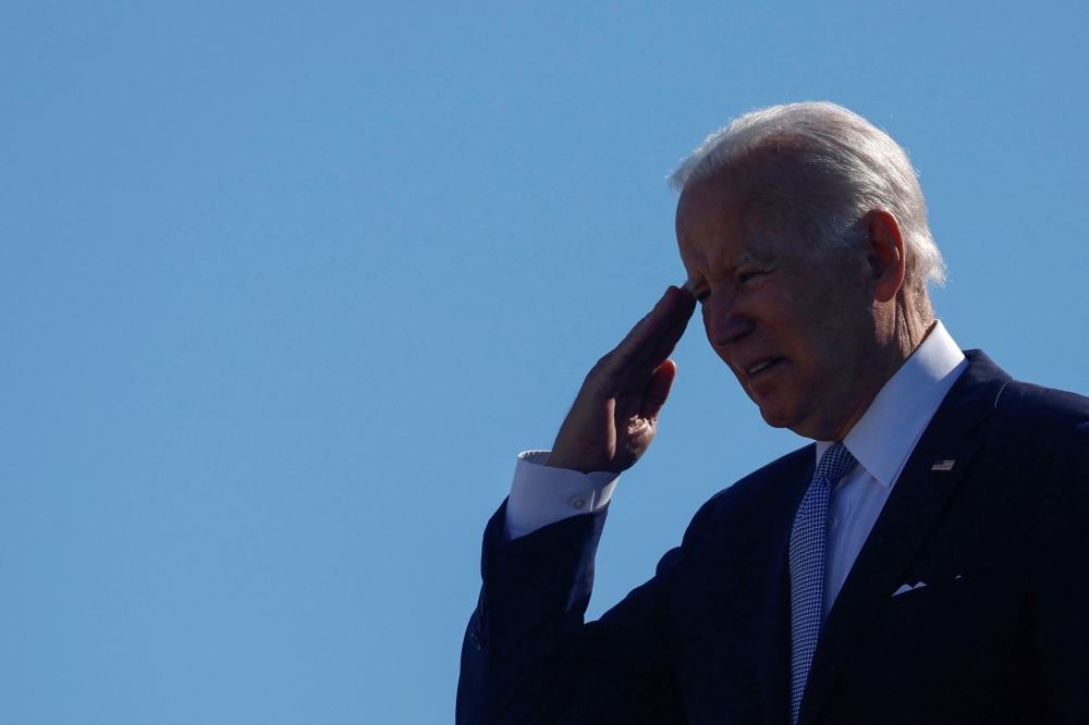 :U.S. President Joe Biden salutes before boarding Air Force One to travel to the G7 summit in Germany from Joint Base Andrews, Maryland, U.S. June 25, 2022. REUTERS/Jonathan Ernst
