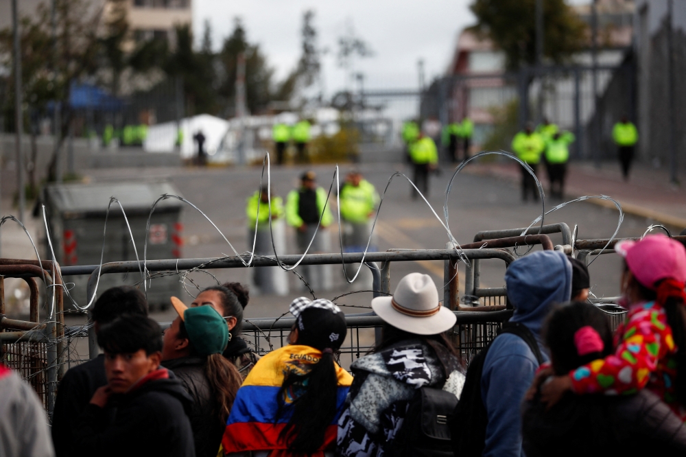 A barricade stands between demonstrators and security forces, in Quito, Ecuador June 26, 2022. Reuters/Adriano Machado