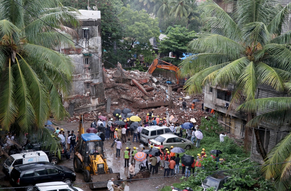 Rescue workers remove debris from the site of a collapsed residential building in Mumbai, India, June 28, 2022. REUTERS/Niharika Kulkarni