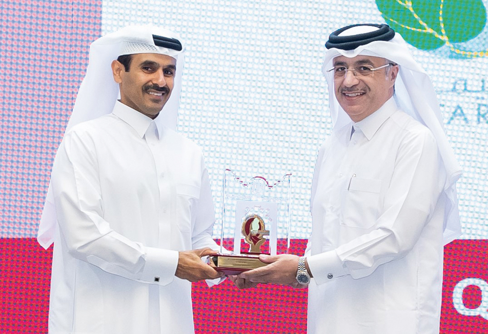 Minister of State for Energy Affairs, President and CEO of QatarEnergy Saad Sherida Al Kaabi presenting the award to Ahmed Rahimi, QAFCO’s Chief Operating Officer.