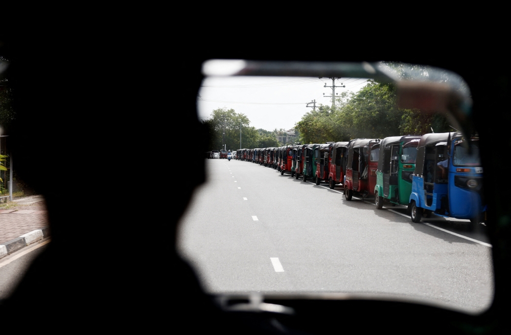 Three-wheelers queue for petrol near a Lanka IOC fuel station (Indian Oil Corporation) due to fuel shortage, amid the country's economic crisis, in Colombo, Sri Lanka, July 6, 2022. REUTERS/Dinuka Liyanawatte