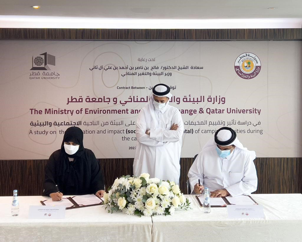 Minister of Environment and Climate Change H E Sheikh Dr. Faleh bin Nasser bin Ahmed bin Ali Al Thani witnessing signing of the contract by the Assistant Undersecretary for Environmental Protection Reserves & Wildlife Department, Dr. Ibrahim Al Maslamani, on behalf of the Ministry and Dr. Mariam Al Ali Al Maadeed, Vice-President for Research and Graduate Studies at Qatar University.
